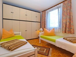 2 bedrooms, iron/ironing board, Internet