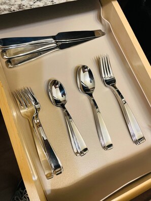Kühlschrank, Mikrowelle, Herdplatte, Geschirrspüler