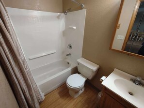 Combined shower/tub, hair dryer, shampoo, toilet paper - Krog's Kamp on the Kenai River (Soldotna)