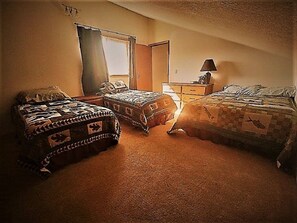 3 bedrooms, iron/ironing board, WiFi, bed sheets - Krog's Kamp on the Kenai River (Soldotna)