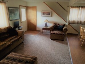 Smart TV, DVD player, video library - Krog's Kamp on the Kenai River (Soldotna)