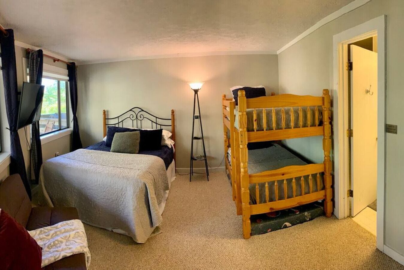 Sugar Chalet w/ great views & indoor fireplace