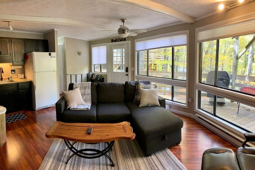 Sugar Chalet w/ great views & indoor fireplace