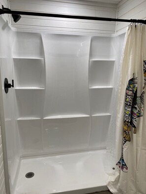 Shower, towels, toilet paper - 300 Sq Ft Studio Apt - Downtown Lexington, close to Mid-Ohio Sports Car Course (Lexington)