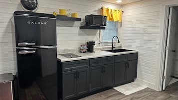 Réfrigérateur, micro-ondes, cafetière/bouilloire, grille-pain