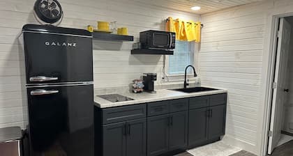 300 Sq Ft Studio Apt - Downtown Lexington, close to Mid-Ohio Sports Car Course