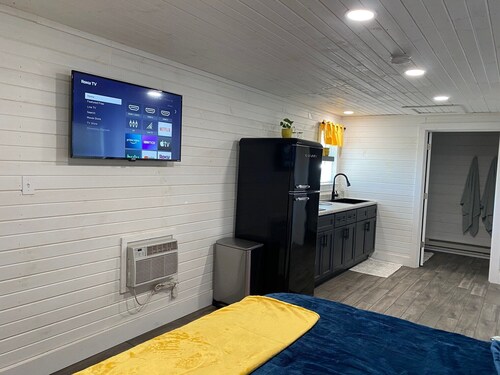 300 Sq Ft Studio Apt - Downtown Lexington, close to Mid-Ohio Sports Car Course