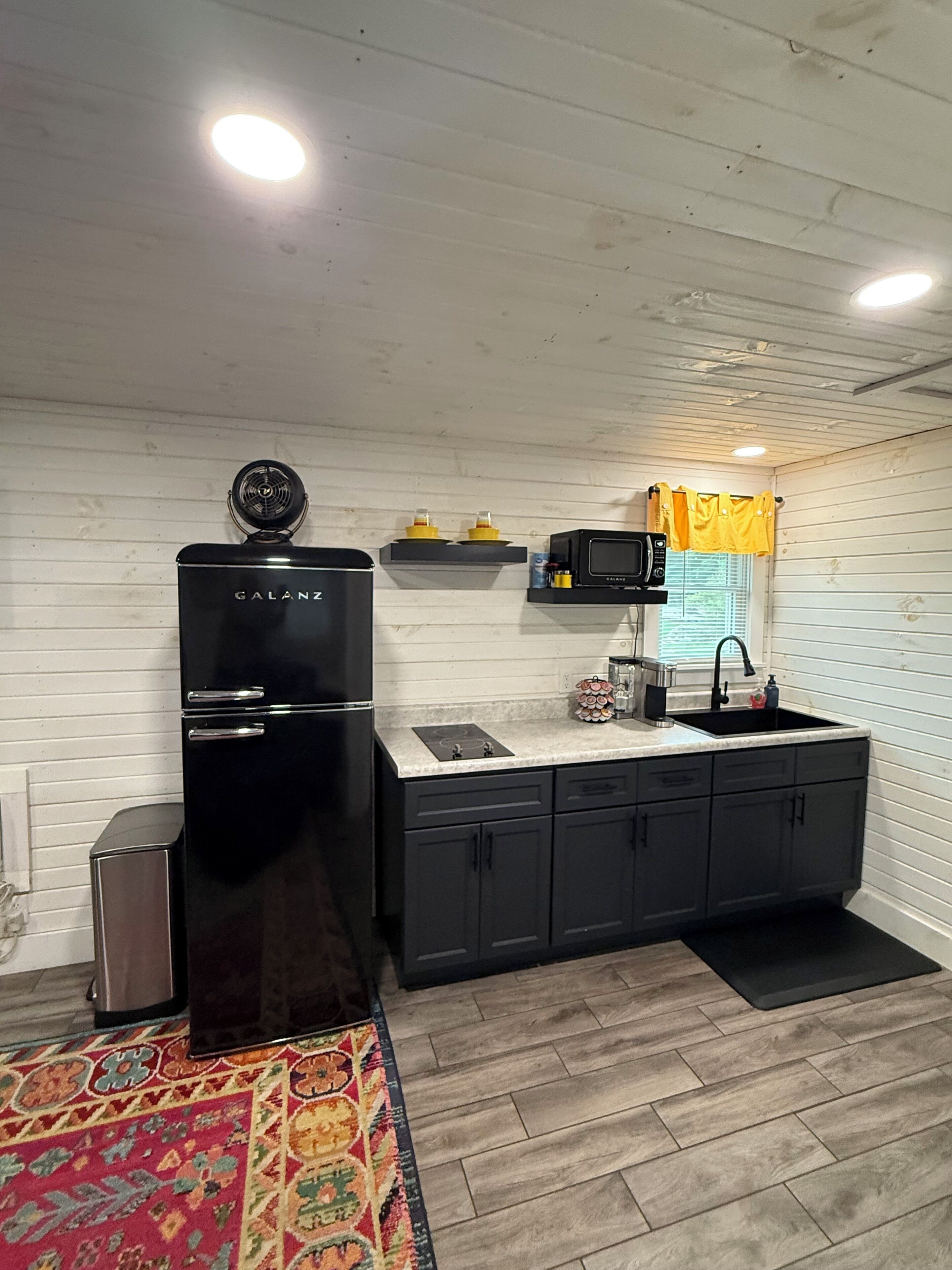 Coffee/tea maker, fridge, microwave, toaster