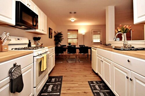 Cozy Spacious Corporate Housing 4 BR|2.5 Bath|Loft|Office|Near Tesla