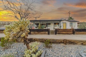 Exterior - ✧VIEWS✧ 6min to Joshua Tree walk to bars + firepit  (Twentynine Palms)