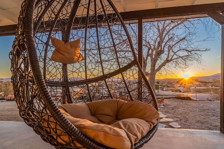 Terrace/patio. ✧VIEWS✧ 6min to Joshua Tree walk to bars + firepit