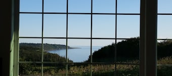 Family-sized Bluff House Overlooking the Beautiful Cook Inlet with Mountain View
