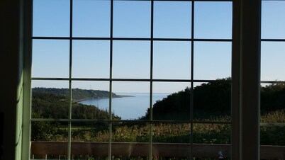 Family-sized Bluff House Overlooking the Beautiful Cook Inlet with Mountain View