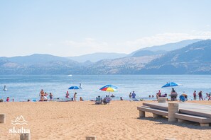 Accommodatie ligt op het strand, ligstoelen