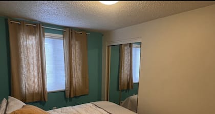 Lovely 2 bedroom, Minutes from down town!