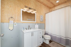 Combined shower/tub, hair dryer, towels, toilet paper - 331 Acres of Comfort & Rest, ❤ of the Bluegrass- 12 mins from ARK w/Hot Tub  (Corinth)