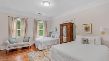 1 habitación, decoración personalizada, muebles diferentes y escritorio