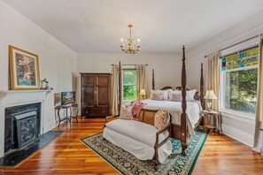 Comfort Room, Non Smoking | 1 bedroom, individually decorated, individually furnished, desk