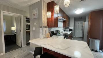 Refrigerador, microondas, horno, placa de cocina