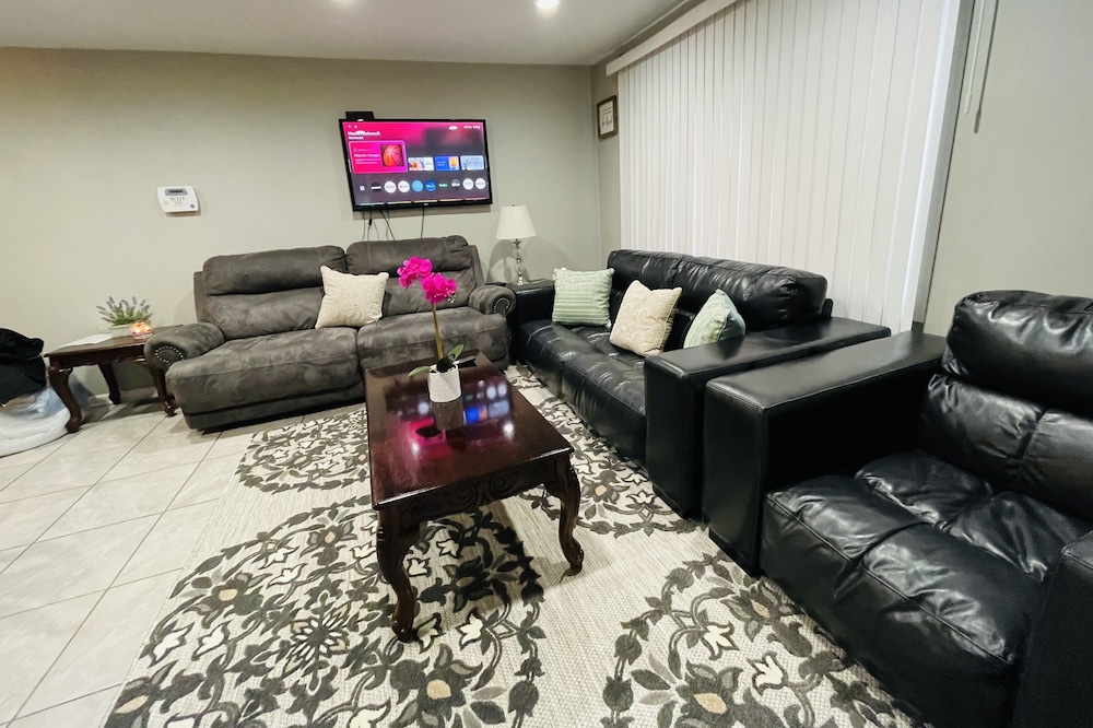 Entire 3bd home Comfortable Private