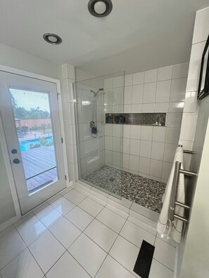 Combined shower/bathtub