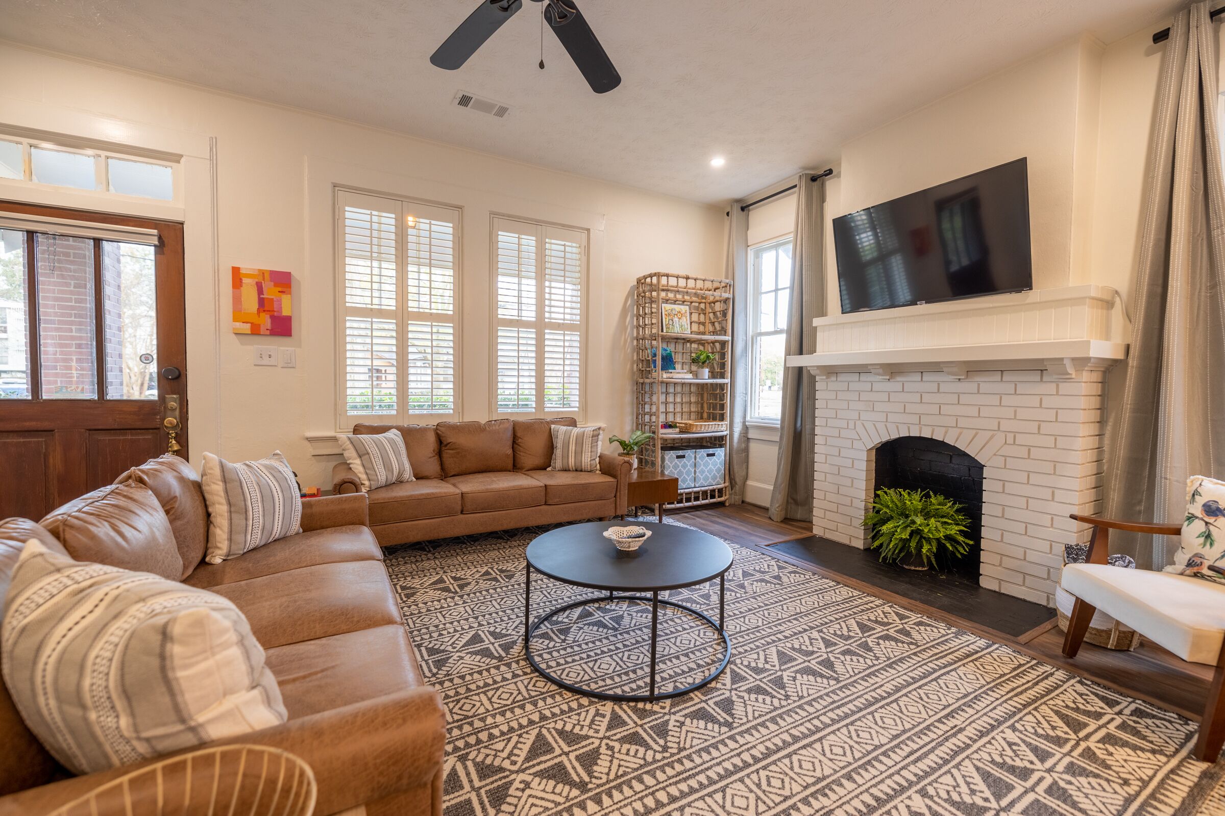 The Finch- Cheerful Uptown 3 BR, 10 min to Moore