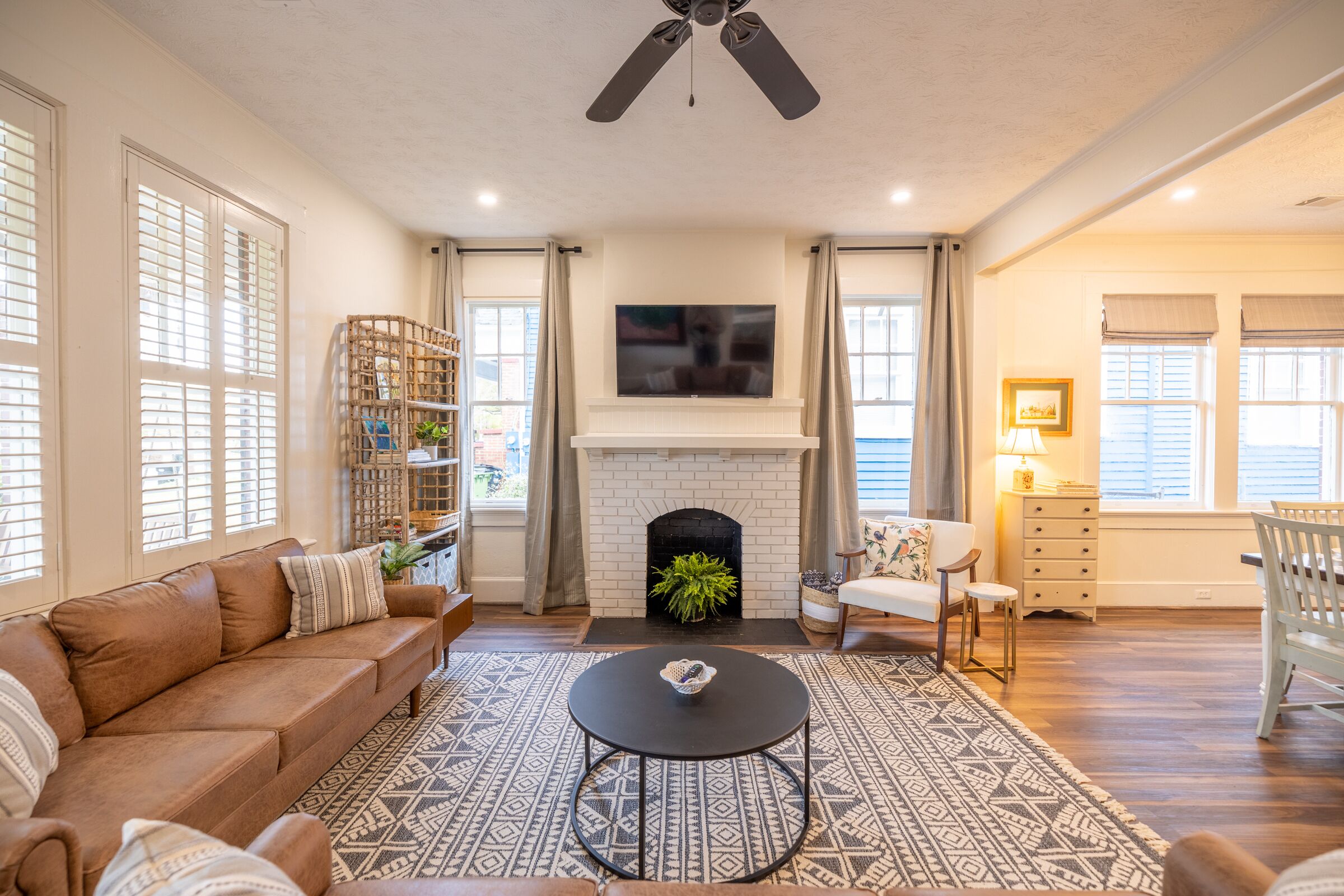 The Finch- Cheerful Uptown 3 BR, 10 min to Moore