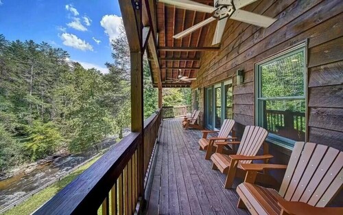 Rustic Cabin on the rapids of Toccoa River 