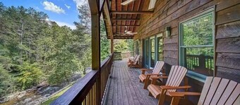 Rustic Cabin on the rapids of Toccoa River 