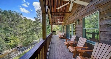 Rustic Cabin on the rapids of Toccoa River