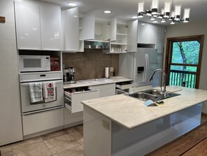 Refrigerador, microondas, horno y parrilla de estufa 