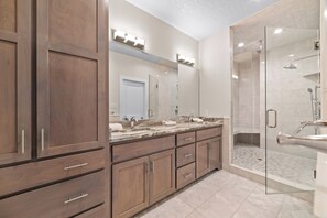 Ensemble douche/baignoire, sèche-cheveux, serviettes fournies