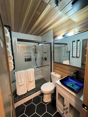Dusche, Haartrockner, Handtücher, Seife