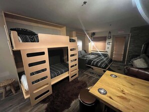 Tabla de planchar con plancha, wifi gratis y ropa de cama 