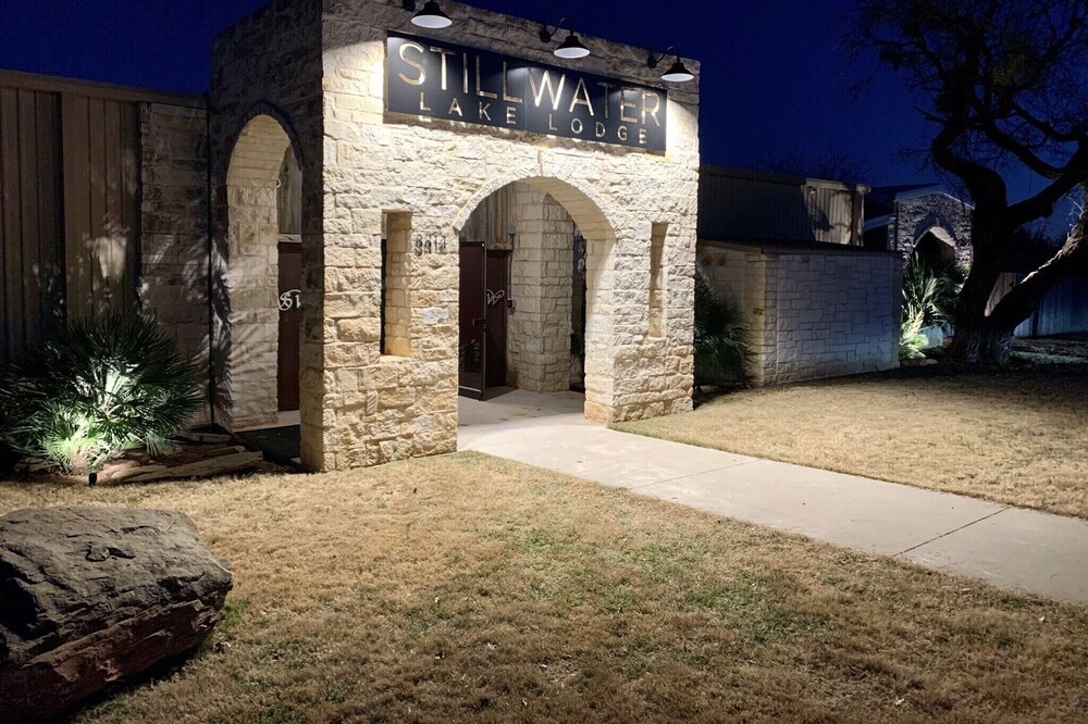Serene Lake Lodge w/ all of the amenities your family could want! All Inclusive!