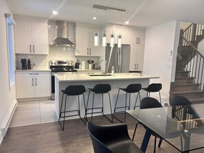 Refrigerador, microondas, horno y parrilla de estufa 