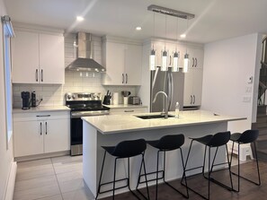 Refrigerador, microondas, horno y parrilla de estufa 