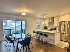Réfrigérateur, four à micro-ondes, un four, surface de cuisson