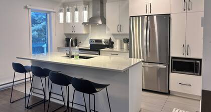 Modern Furnished House Near Dix30 & Downtown Montreal – Monthly Stays Welcome