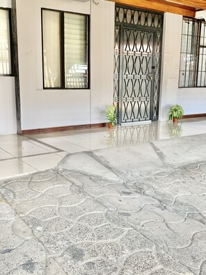 Front of property - Global House Costa Rica Backpackers (Alajuela)