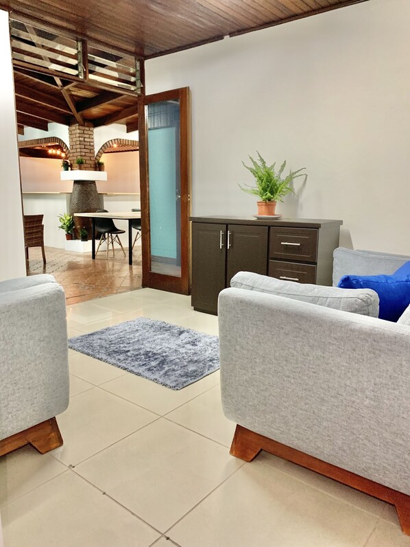 Basic House | Living area - Global House Costa Rica Backpackers (Alajuela)