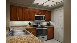 ثلاجة، ميكروويف، فرن، موقد طهي مسطح