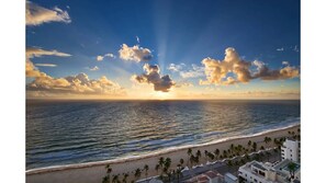 بالقرب من الشاطئ، كراسي للتشمس، مناشف للشاطئ