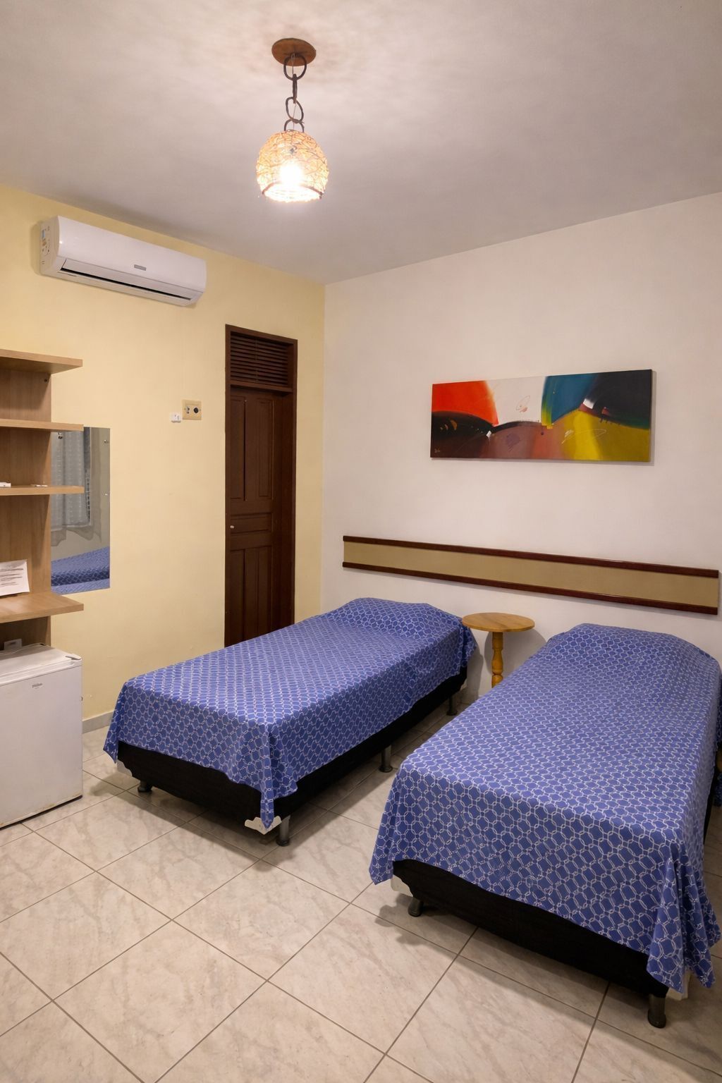 Asrama Umum Standar | Minibar, didekorasi berbeda-beda, Wi-Fi gratis, dan seprai linen