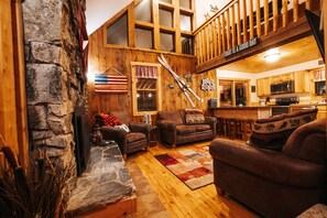 Smart TV, caminetto, lettore DVD, videoteca