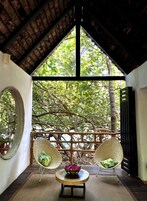 Salas de tratamiento para parejas, un sauna, una bañera de hidromasaje