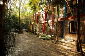 Family Room | Courtyard view - Hotel La Casa de los Árboles (Zacualpan)