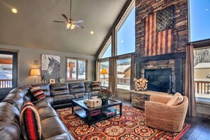 Flatskjerm-TV, peis, DVD-spiller og bordtennis