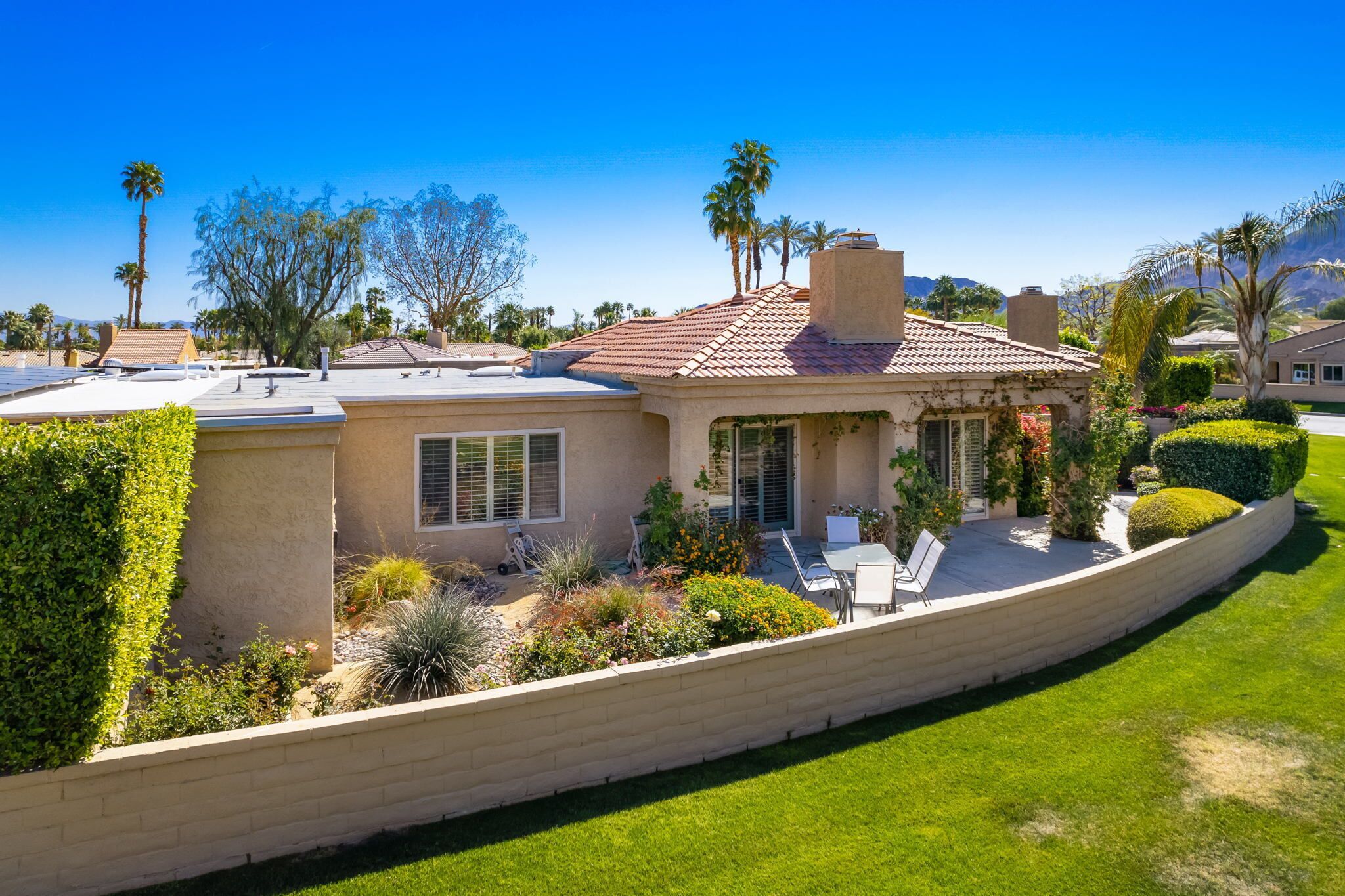 Stylish 3 bedroom condo w/ office & 3 pools