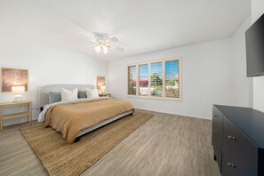 3 室のベッドルーム、デスク、WiFi (無料)、ベッドシーツ